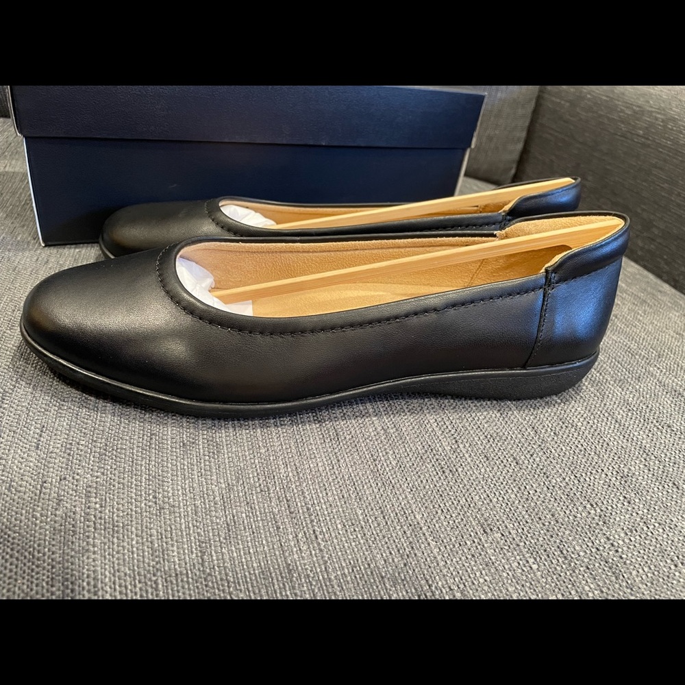 Black Naturalizer ballet flats